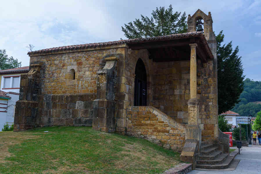 Principado de Asturias 014 - Cangas de Onís - capilla y dolmen de Santa Cruz.jpg